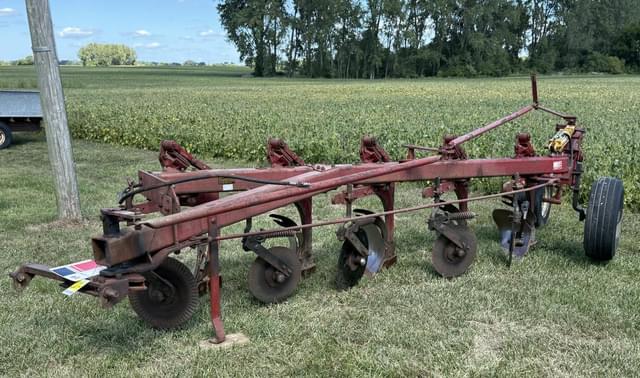 Image of International Harvester 720 equipment image 1
