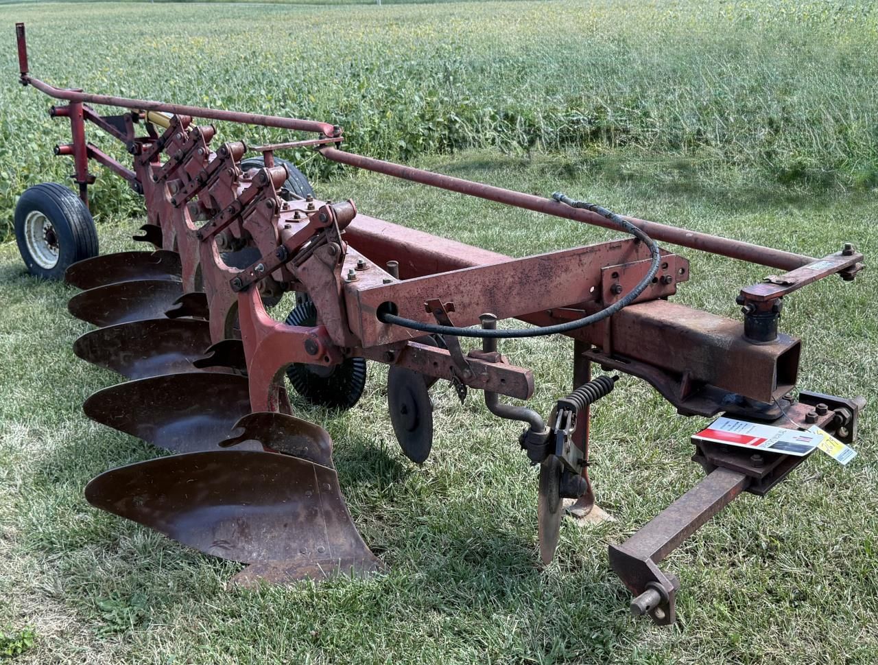 International Harvester 720 Equipment Image0