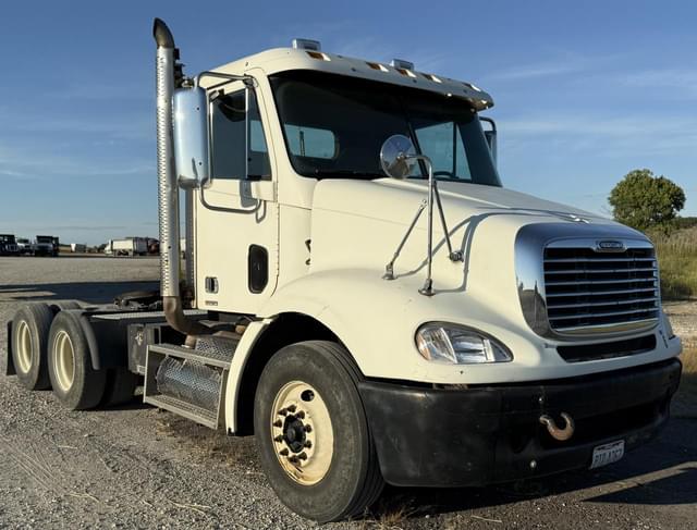 Image of Freightliner Columbia equipment image 3