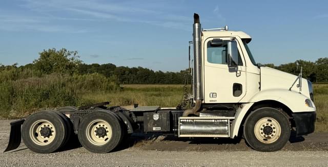Image of Freightliner Columbia equipment image 4