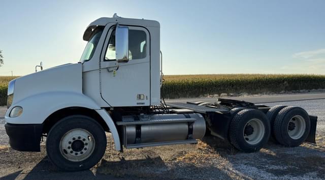 Image of Freightliner Columbia equipment image 2