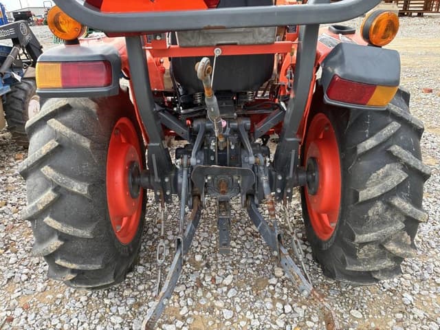 Image of Kubota L3301 equipment image 4