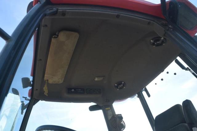 Image of Kubota M7040 equipment image 4