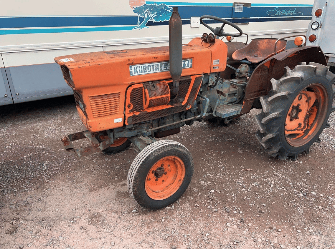 Kubota L2201 Equipment Image0