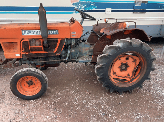Image of Kubota L2201 equipment image 1