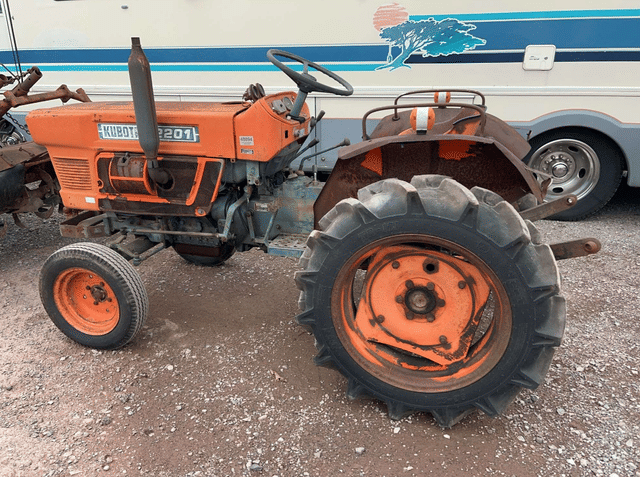 Image of Kubota L2201 equipment image 2