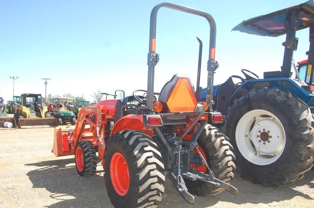 Image of Kubota LX2610HSD equipment image 1