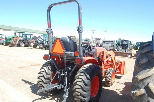 Image of Kubota LX2610HSD equipment image 2