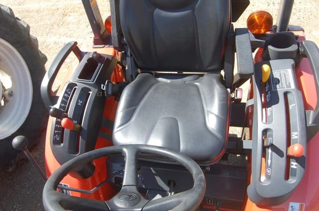 Image of Kubota LX2610HSD equipment image 4
