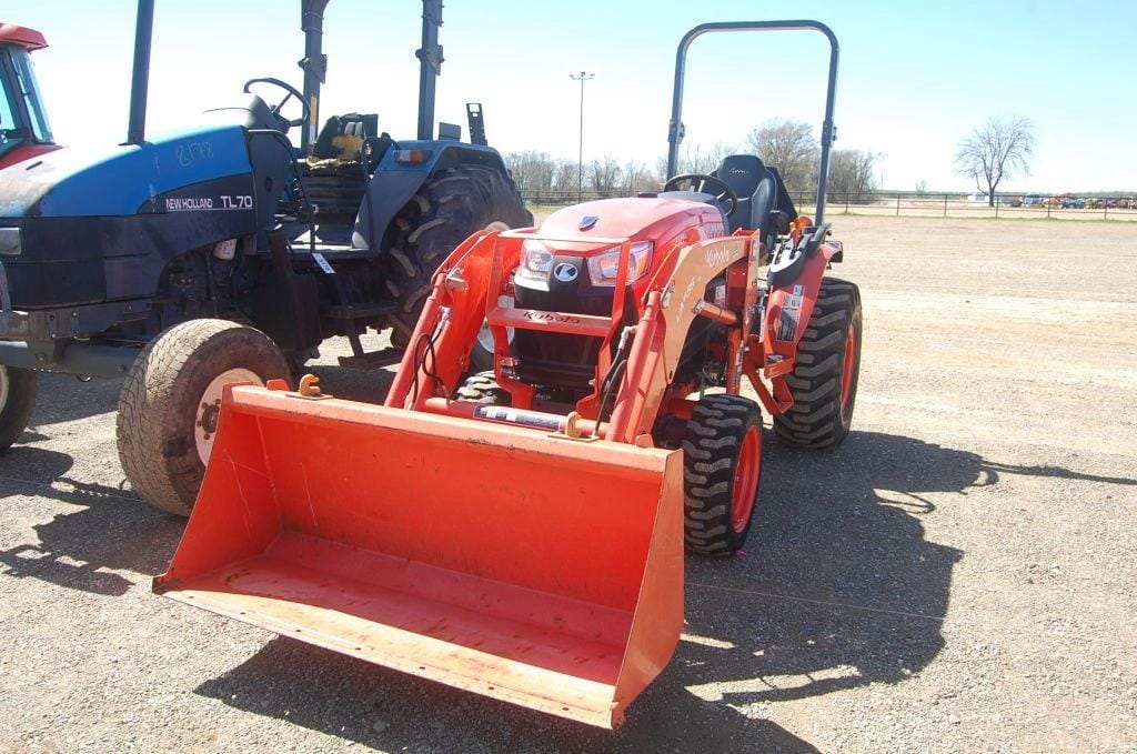 Kubota LX2610HSD Equipment Image0