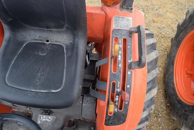 Image of Kubota B2710 equipment image 4