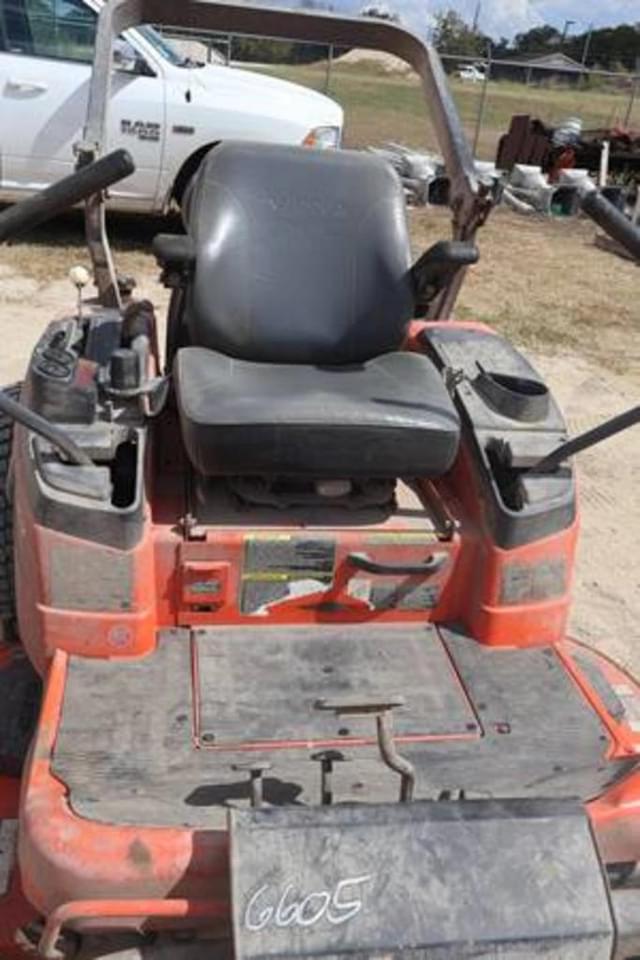 Image of Kubota ZD323 equipment image 3