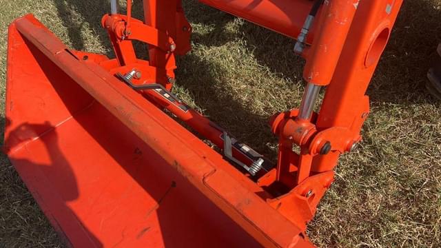 Image of Kubota M7040 equipment image 3