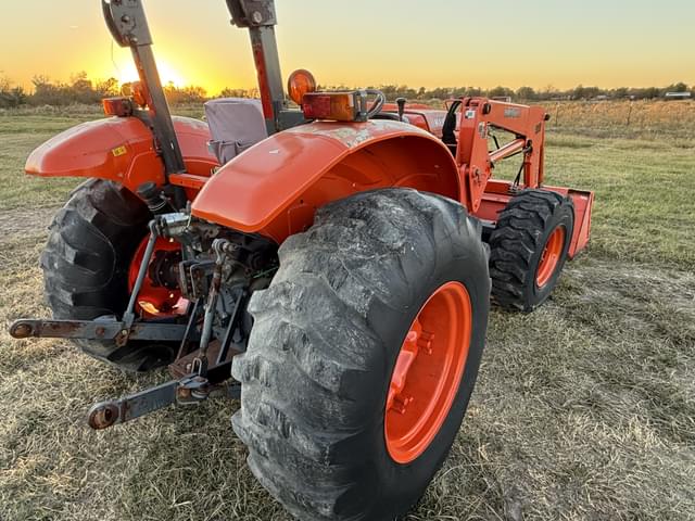 Image of Kubota M7040DT equipment image 4