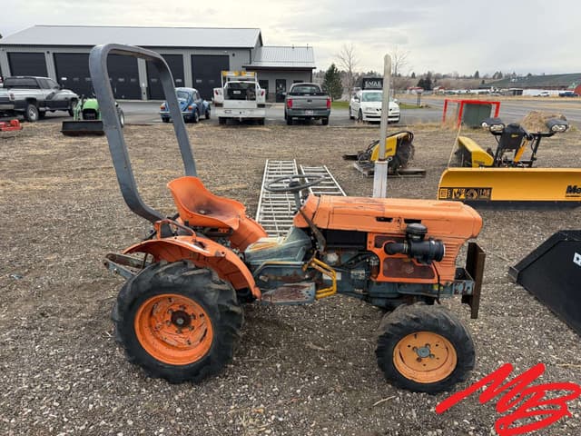 Image of Kubota B7100 equipment image 3