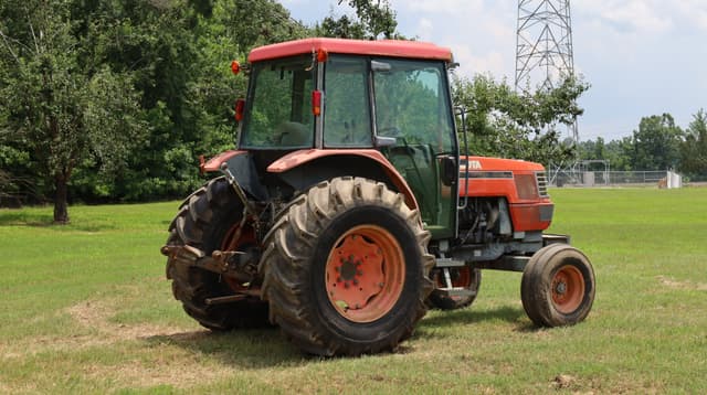 Image of Kubota M9000 equipment image 4