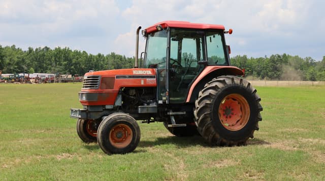 Image of Kubota M9000 equipment image 2