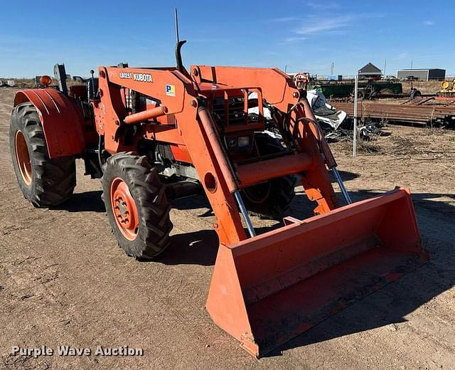 Image of Kubota M9000 equipment image 2