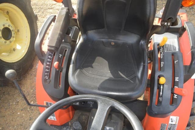 Image of Kubota B2301 equipment image 4