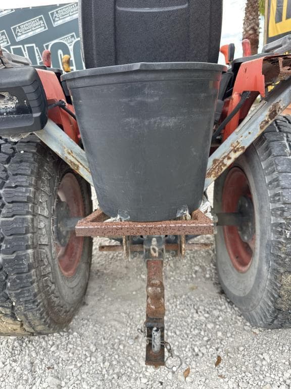 Image of Kubota B2320 equipment image 2