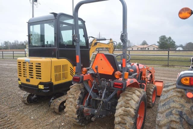 Image of Kubota B2320 equipment image 2