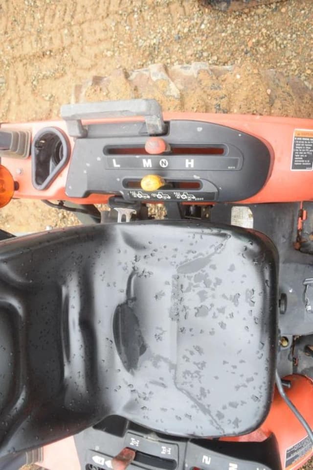 Image of Kubota B2320 equipment image 4