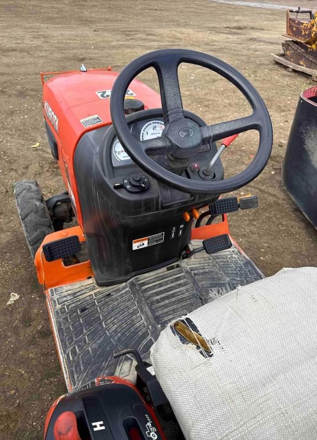 Image of Kubota B2320 equipment image 4