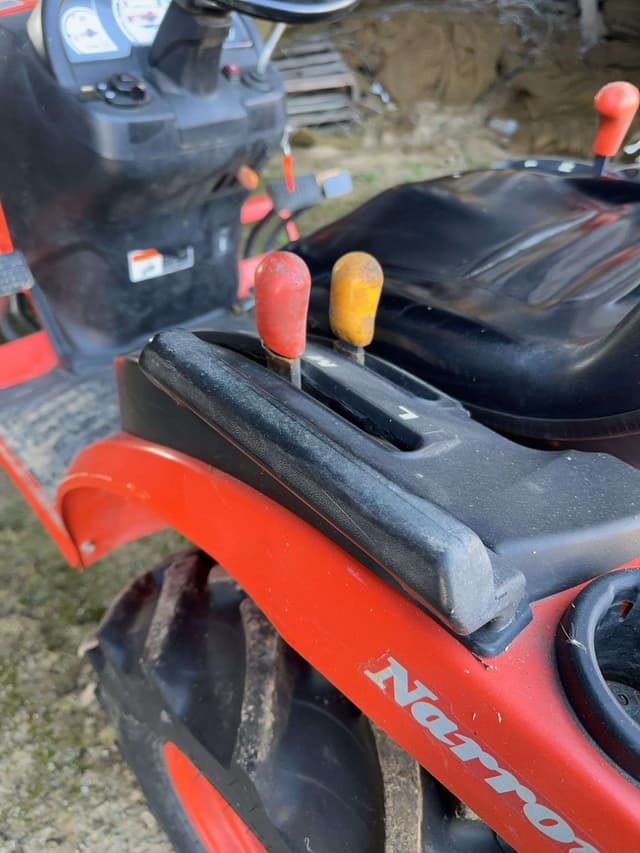 Image of Kubota B2320 equipment image 4