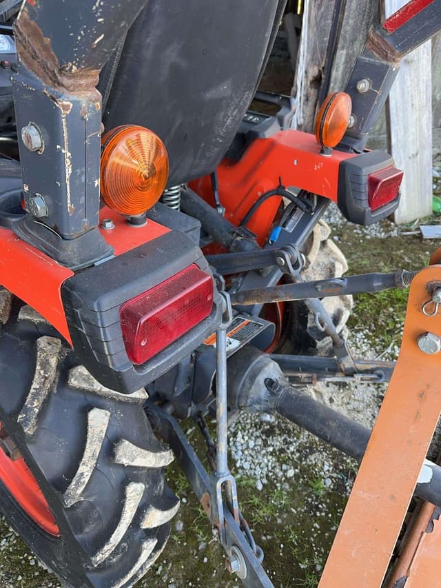 Image of Kubota B2320 equipment image 3