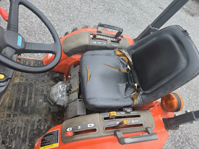 Image of Kubota B2400HSD equipment image 4