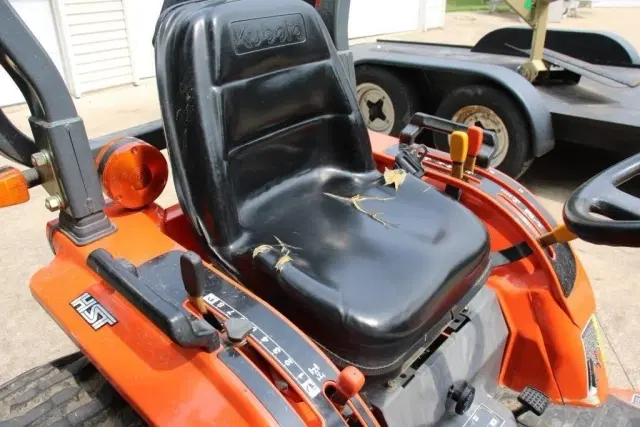 Image of Kubota B2410 equipment image 4
