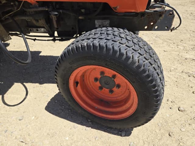 Image of Kubota B2410 equipment image 2