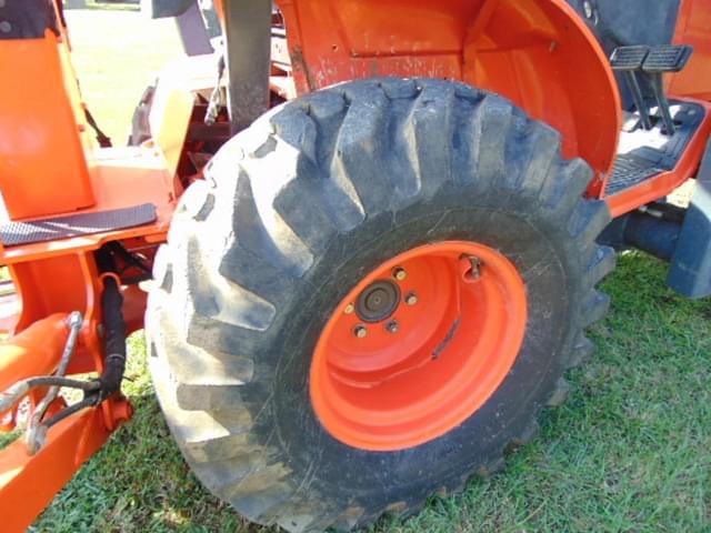 Image of Kubota B26 equipment image 2