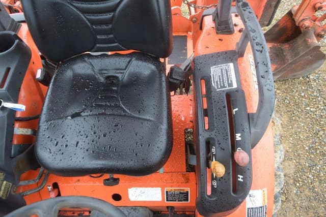 Image of Kubota B26 equipment image 4