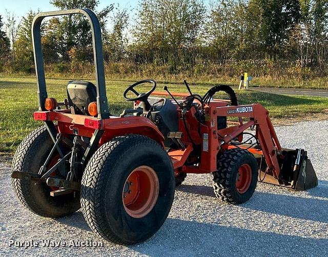 Image of Kubota B2710 equipment image 4