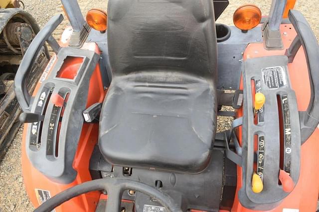 Image of Kubota B3200 equipment image 4
