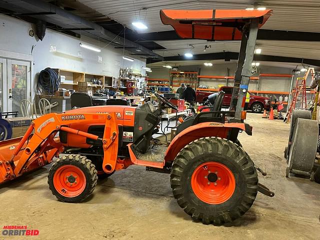 Image of Kubota B3200 equipment image 2