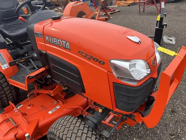 Image of Kubota B3200 equipment image 4