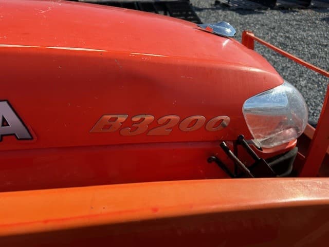 Image of Kubota B3200HST equipment image 4