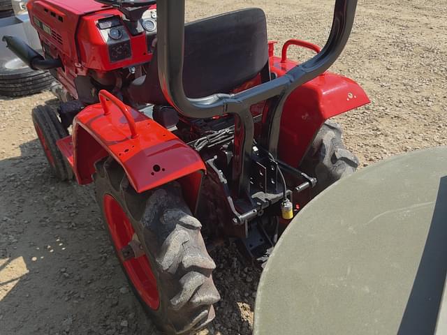 Image of Kubota B5200 equipment image 4
