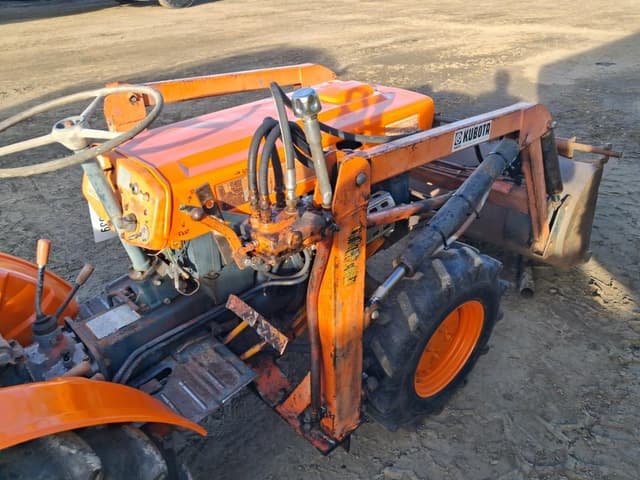 Image of Kubota B6000 equipment image 3