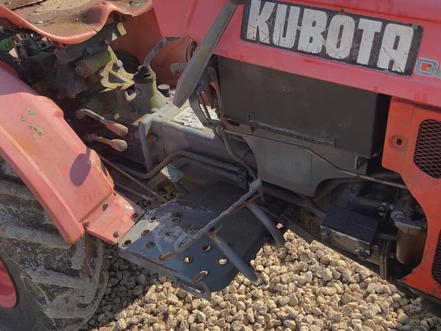 Image of Kubota B6100 equipment image 4