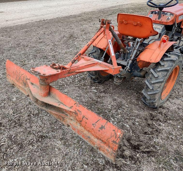 Tractor Zoom - Kubota B6100HST