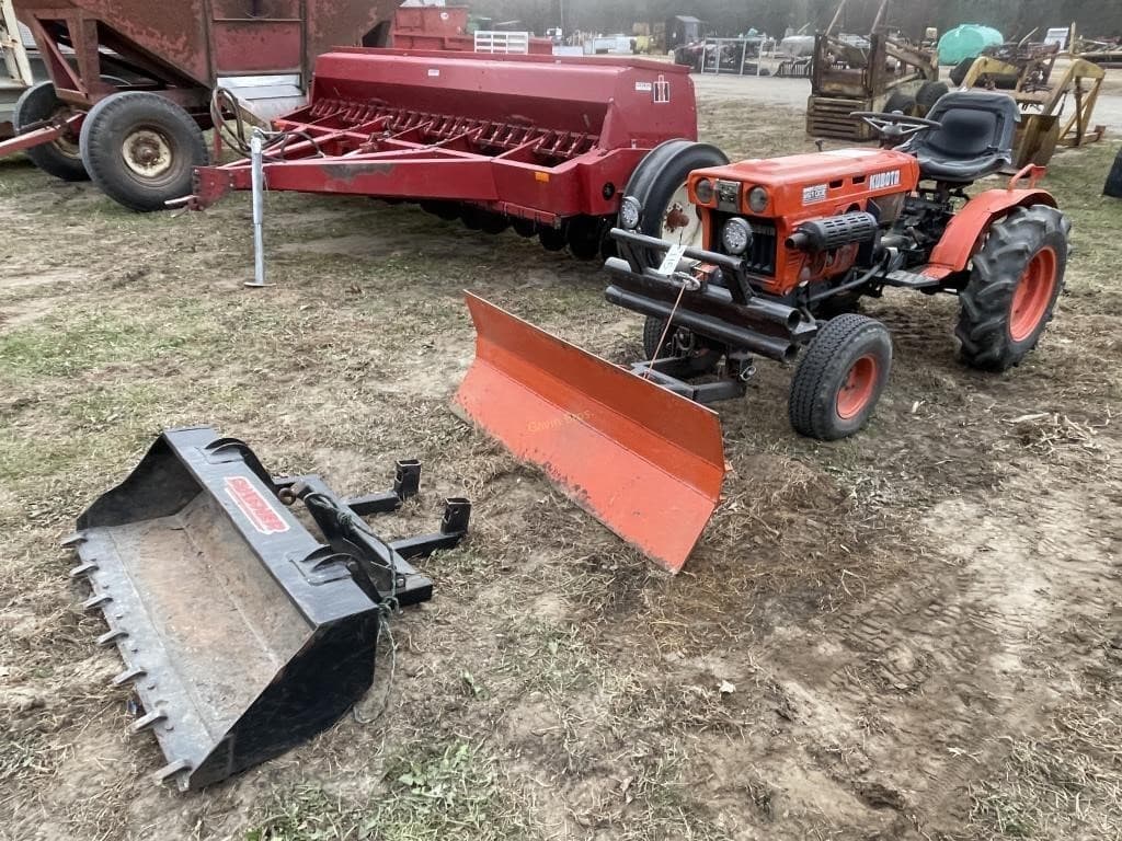 Image of Kubota B6100E Primary image