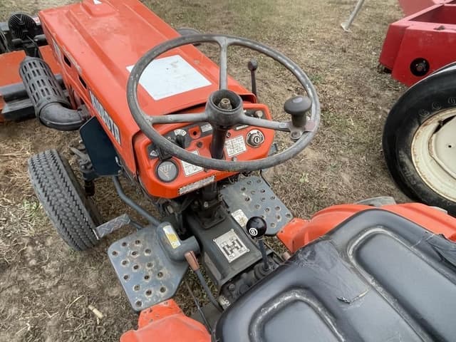 Image of Kubota B6100E equipment image 4