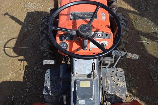 Image of Kubota B7100 equipment image 4