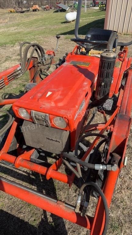 Image of Kubota B7100 equipment image 3