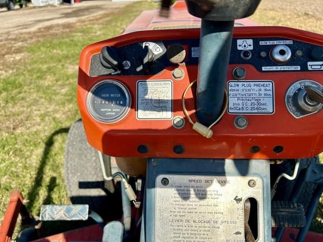 Image of Kubota B7100HST equipment image 4