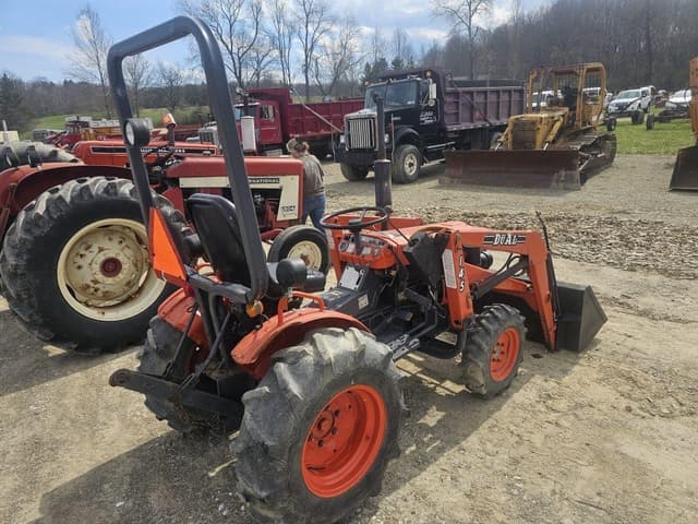Image of Kubota B7100 equipment image 4