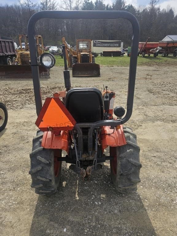 Image of Kubota B7100 equipment image 3